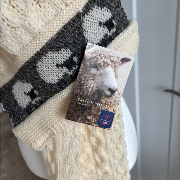 NWT! British Wool Sheep/Lamb scarf. 100% Wool Scarf. Cream - Picture 3 of 8